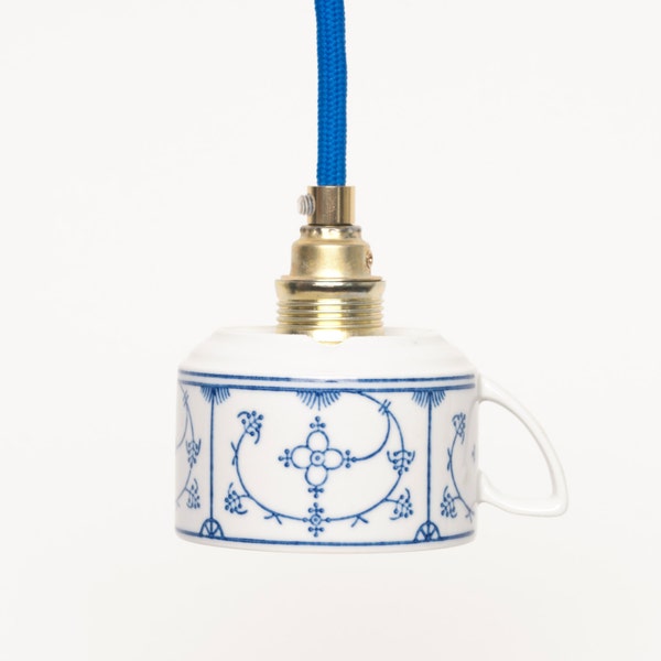 Lieselotte handgefertigte Hängelampe, Tassenlampe, aus Vintage-Teetasse mit indisch-blauem Dekor, Messingfassung und blauem Textilkabel