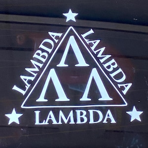Könnte beinhalten: Ein weißes Dreieck mit dem Wort "Lambda" auf jeder Seite. Im Dreieck befinden sich drei weiße "Lambda"-Symbole. Am unteren Rand des Dreiecks befinden sich zwei weiße Sterne.