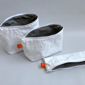Set of 3 - White polyethylene case, white Tyvek pouch, white pen case, toiletry bag - High density polyethylene fibres Tyvek - black white