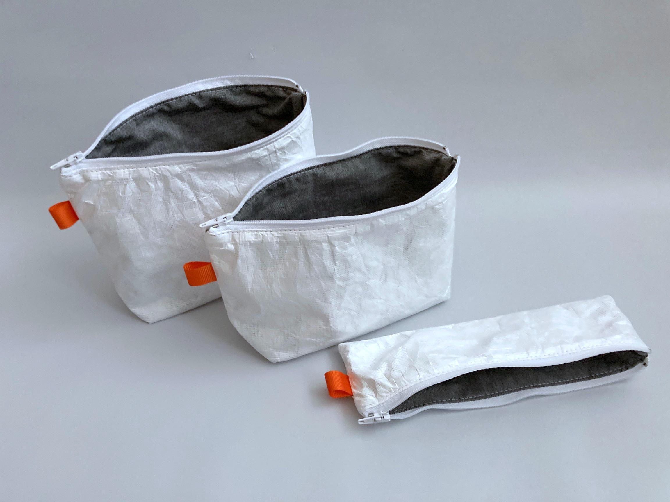 Set of 3 - White polyethylene case, white Tyvek pouch, white pen case, toiletry bag - High density polyethylene fibres Tyvek - black white