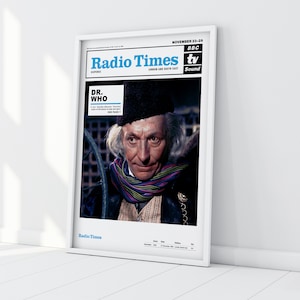 Op de afbeelding: Een vintage omslag van het Radio Times magazine met de 4e Doctor, Tom Baker, in een bruine hoed en sjaal. De tekst op de omslag luidt "Radio Times" en "DR. WHO".