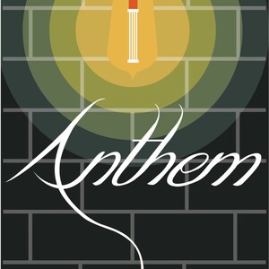Pode incluir: Capa do livro "Anthem" de Ayn Rand. O design apresenta uma lâmpada estilizada e velas contra um fundo de parede de tijolos. O nome do autor está no topo e o título está em uma escrita fluida.