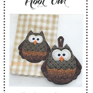 Puede incluir: Un patrón de costura para una toalla de té y una almohadilla caliente con un diseño de búho marrón con el texto "Hoot Out" y "Spindles designs by Mary Mags".