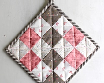 Quilted Patchwork Hot Pad: Cotton Farmhouse Potholder
