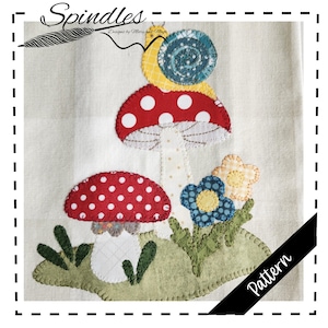 Puede incluir: Un patrón de tela con setas, flores y un caracol aplicados. Las setas tienen sombreros rojos con lunares blancos. El diseño incluye el texto "Spindles" y "Pattern".