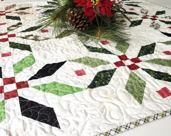 Christmas Table Topper-Holly & Berries Patchwork-Quilt