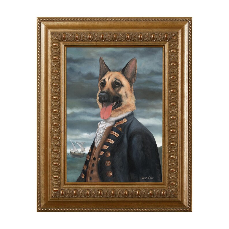 Peut inclure: Une peinture encadr&eacute;e d'un berger allemand habill&eacute; en capitaine pirate. Le chien porte une veste bleue avec des boutons dor&eacute;s et une cravate blanche. L'arri&egrave;re-plan est une mer orageuse avec un petit voilier au loin.