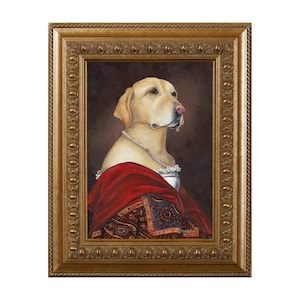 Puede incluir: Una pintura enmarcada de un labrador retriever amarillo que lleva un chal estampado en rojo y azul y un collar de perlas. El perro mira hacia la derecha del marco.