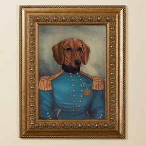 Pu&ograve; includere: Ritratto incorniciato di un bassotto con uniforme militare blu con dettagli dorati e una medaglia. Il cane ha il pelo marrone ed &egrave; ambientato su uno sfondo tenue. La cornice dorata ornata aggiunge un tocco di eleganza.