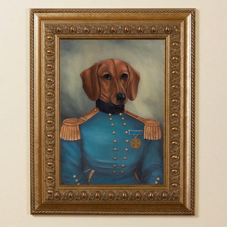 Pu&ograve; includere: Ritratto incorniciato di un bassotto con uniforme militare blu con dettagli dorati e una medaglia. Il cane ha il pelo marrone ed &egrave; ambientato su uno sfondo tenue. La cornice dorata ornata aggiunge un tocco di eleganza.