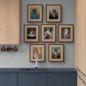 Pu&ograve; includere: Una collezione di sette stampe artistiche incorniciate raffiguranti cani e un gatto antropomorfi in abiti storici. I ritratti, in cornici di legno marrone, mostrano cani in uniformi e abiti formali, aggiungendo un tocco di stravaganza all'arredamento.