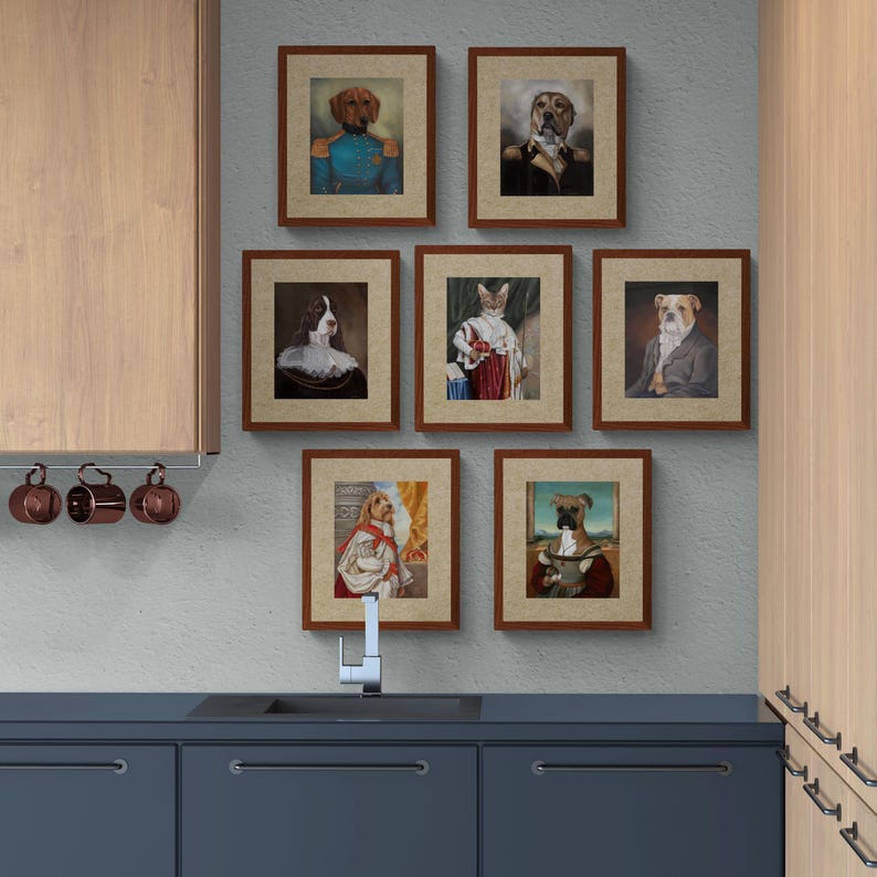 Pu&ograve; includere: Una collezione di sette stampe artistiche incorniciate raffiguranti cani e un gatto antropomorfi in abiti storici. I ritratti, in cornici di legno marrone, mostrano cani in uniformi e abiti formali, aggiungendo un tocco di stravaganza all'arredamento.