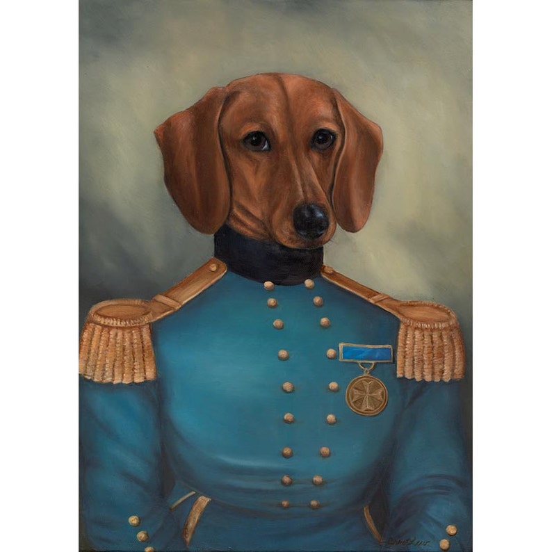 Pu&ograve; includere: Un ritratto di un cane bassotto con un'uniforme militare blu con spalline dorate e una medaglia. Il cane ha il pelo marrone e si trova su uno sfondo verde tenue. Il dipinto ha una qualit&agrave; regale e umoristica.