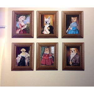 Peut inclure: Six portraits encadr&eacute;s de chiens habill&eacute;s en v&ecirc;tements humains. Les portraits sont dans des cadres dor&eacute;s orn&eacute;s et sont accroch&eacute;s &agrave; un mur beige.