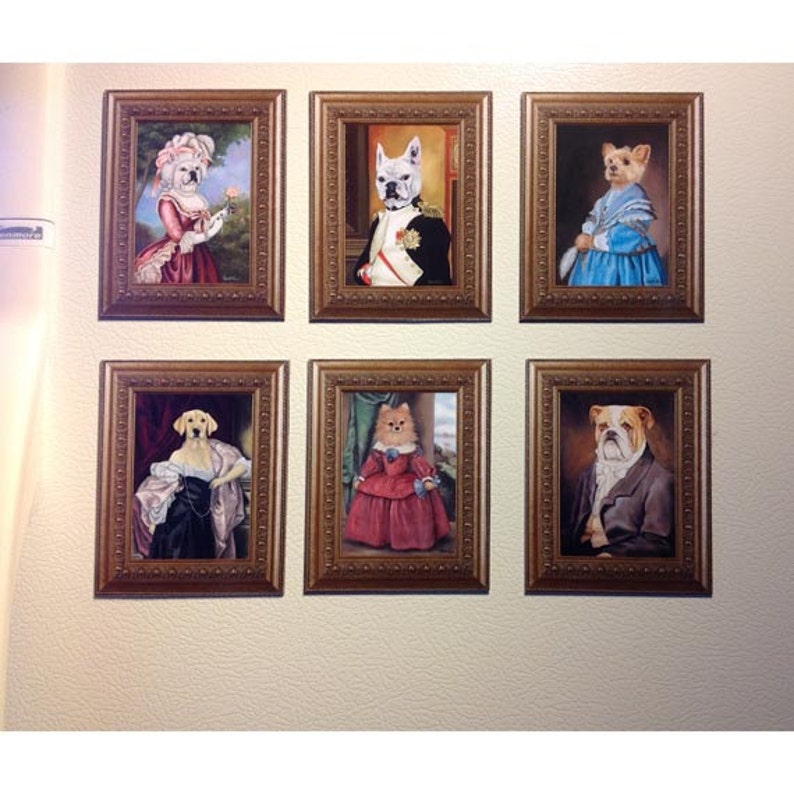 Peut inclure: Six portraits encadr&eacute;s de chiens habill&eacute;s en v&ecirc;tements humains. Les portraits sont dans des cadres dor&eacute;s orn&eacute;s et sont accroch&eacute;s &agrave; un mur beige.