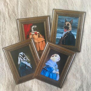 Peut inclure: Quatre portraits encadr&eacute;s d'animaux habill&eacute;s en v&ecirc;tements humains. Les portraits sont dans des cadres dor&eacute;s orn&eacute;s. Les animaux sont un carlin, un berger allemand, une ch&egrave;vre et un cochon d'Inde.
