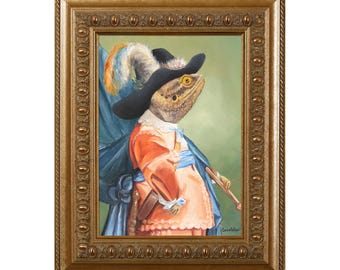 Op de afbeelding: Een ingelijst schilderij van een baardagame die een blauw en rood kostuum en een zwarte hoed draagt. De draak houdt een stok in zijn rechterhand. Het schilderij is tegen een groene achtergrond.