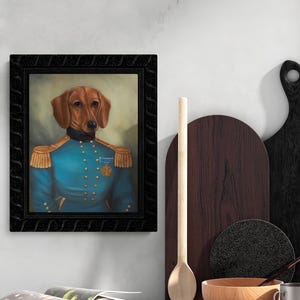 Pu&ograve; includere: Ritratto incorniciato di un bassotto in uniforme militare blu con spalline dorate e una medaglia. Il cane ha il pelo marrone ed &egrave; ambientato su uno sfondo morbido e neutro. La cornice &egrave; nera e ornata.