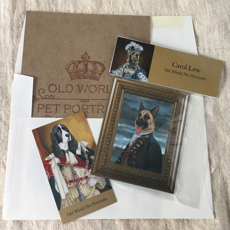 Peut inclure: Un portrait encadr&eacute; d'un berger allemand portant un uniforme militaire. Le chien est debout devant une mer orageuse. Le cadre est dor&eacute; et poss&egrave;de une bordure d&eacute;corative. Le portrait est sign&eacute; "Carol Lew, Old World Pet Portraits".