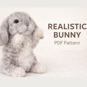 Könnte beinhalten: Ein realistisches, grau-weißes Häschen-Plüschtier mit Schlappohren und einem flauschigen Schwanz. Das Häschen steht auf seinen Hinterbeinen, die Vorderpfoten sind erhoben. Der Text rechts lautet "REALISTIC BUNNY PDF Pattern".
