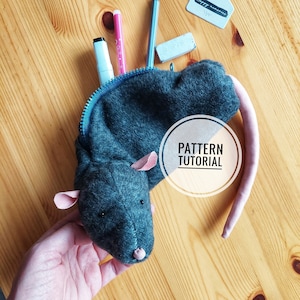 Modello di cucito PDF astuccio per matite Rat, materiale scolastico, topo di peluche fai da te, tutorial per bambini, scrivania in stile accogliente, ritorno a scuola, regalo per insegnanti