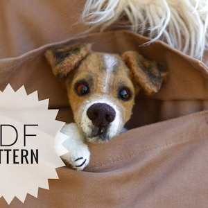 Könnte beinhalten: Eine handgefertigte Hunde-Puppe mit braunem und weißem Fell schaut aus einer braunen Tasche. Der Hund hat dunkle Augen und eine schwarze Nase. Der Text "PDF PATTERN" befindet sich auf einem weißen Stern.