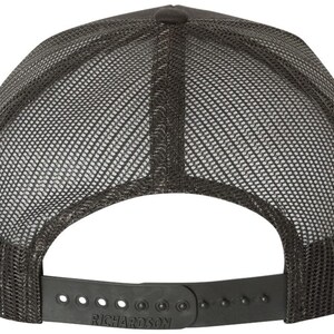 Pode incluir: Bon&eacute; de caminhoneiro de malha preta com uma al&ccedil;a ajust&aacute;vel preta e a palavra "RICHARDSON" impressa na al&ccedil;a.