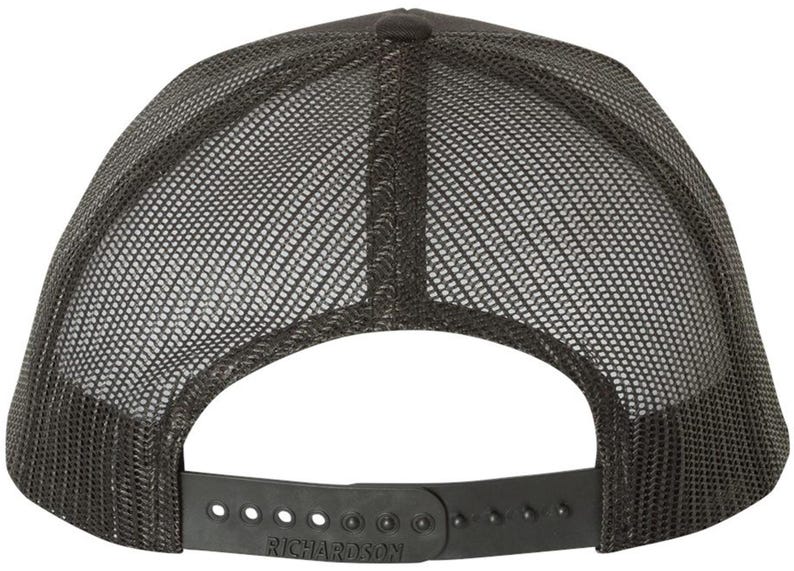 Pode incluir: Bon&eacute; de caminhoneiro de malha preta com uma al&ccedil;a ajust&aacute;vel preta e a palavra "RICHARDSON" impressa na al&ccedil;a.