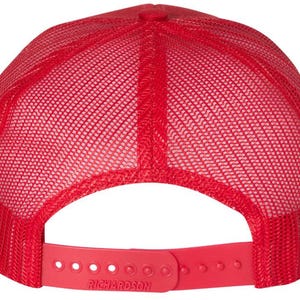 Pode incluir: Bon&eacute; de caminhoneiro vermelho de malha com uma al&ccedil;a ajust&aacute;vel preta e a palavra "Richardson" impressa na al&ccedil;a.