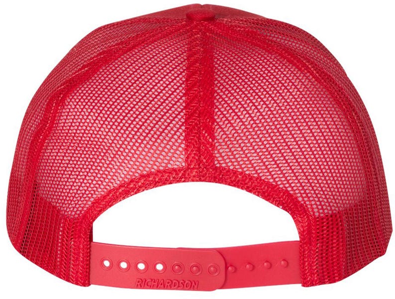 Pode incluir: Bon&eacute; de caminhoneiro vermelho de malha com uma al&ccedil;a ajust&aacute;vel preta e a palavra "Richardson" impressa na al&ccedil;a.
