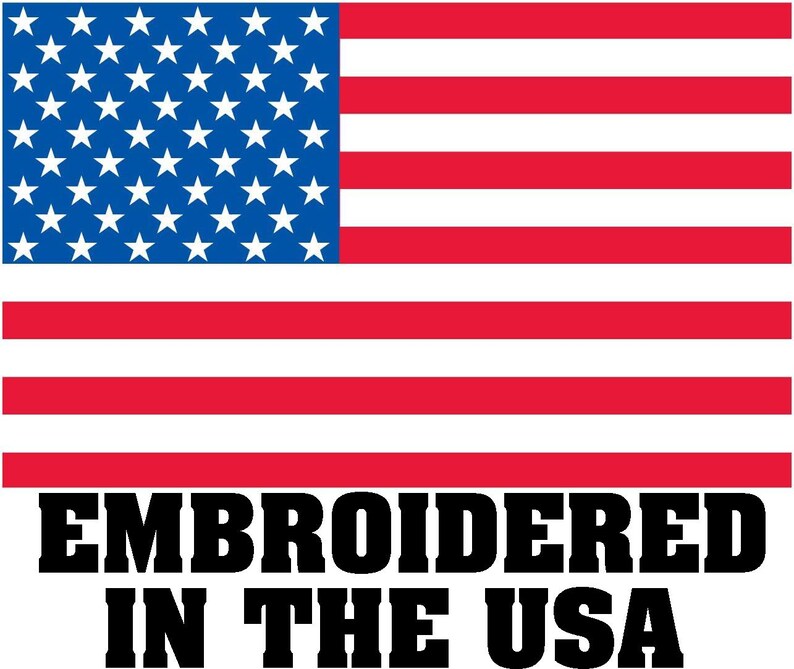 Pode incluir: Texto bordado "Embroidered in the USA" em um fundo branco com uma bandeira americana vermelha, branca e azul.