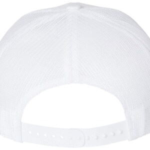 Pode incluir: Bon&eacute; de caminhoneiro branco com tela na parte de tr&aacute;s. O bon&eacute; &eacute; feito de um material macio e respir&aacute;vel e tem um estilo cl&aacute;ssico de bon&eacute; de caminhoneiro.