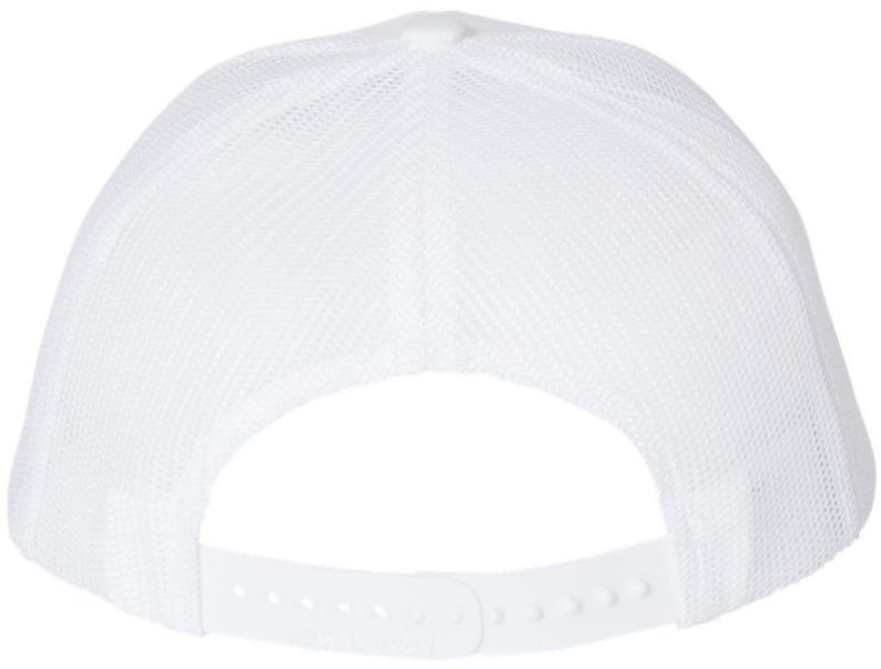 Pode incluir: Bon&eacute; de caminhoneiro branco com tela na parte de tr&aacute;s. O bon&eacute; &eacute; feito de um material macio e respir&aacute;vel e tem um estilo cl&aacute;ssico de bon&eacute; de caminhoneiro.