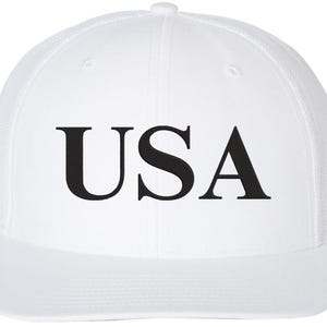 Pode incluir: Bon&eacute; de caminhoneiro branco com parte de tr&aacute;s em malha preta e a palavra "USA" em letras pretas na frente.