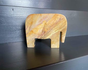 Escultura de elefante de mármol macizo, estilo minimalista de mediados de siglo.