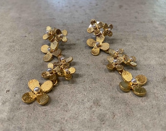 Pendientes colgantes vintage Oscar de la Renta Gilt Blossom con perlas y diseño floral dorado.