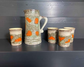 Jarra y 4 tazas de cerámica vintage Strehla GDR con esmalte de lava y puntos naranjas, década de 1960.