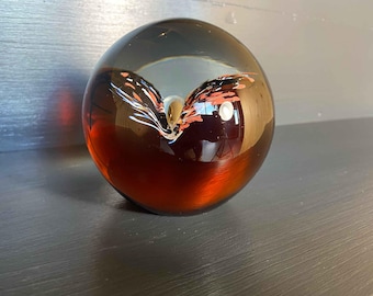 Pisapapeles de esfera de vidrio ámbar, esfera de vidrio artístico pesado, decoración de mediados de siglo.