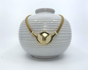 Collar vintage Orena Paris de resina en tono dorado, diseño francés, años 80