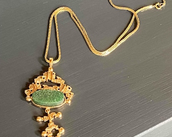Collar con colgante de bronce finlandés y cuarzo verde, diseño brutalista de mediados de siglo.