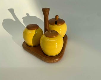 Juego de condimentos vintage sueco de mediados de siglo, de cerámica amarilla, madera de teca, decoración de mesa de cocina escandinava