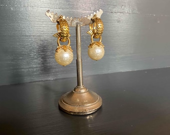 Pendientes vintage de Zoe Coste de los años 80 con clip en tono dorado y diseño de escamas de pez y perlas de imitación.