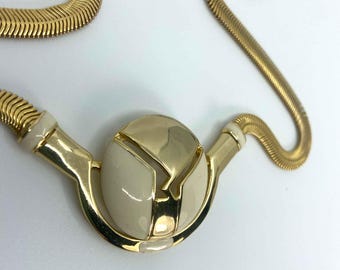 Colar vintage Orena Paris em resina dourada, estilo statement, joia de designer francesa dos anos 80.
