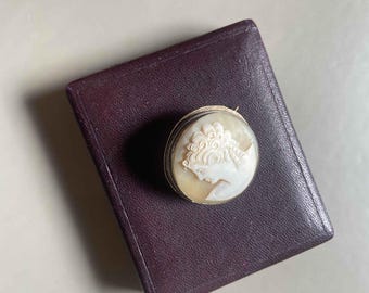Antique Left Facing Shell Cameo Brooch Victorian Gold Tone Frame