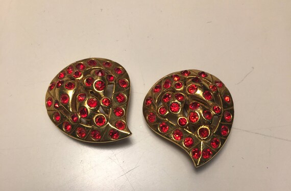 vintage red crystal mod heart gold tone pin brooc… - image 3