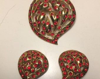 vintage red crystal mod heart gold tone pin brooch and earring set USA Pat Pend