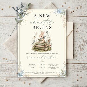 Könnte beinhalten: Eine cremefarbene Babyparty-Einladungskarte mit dem Text A NEW CHAPTER BEGINS, einer Aquarellillustration eines Kaninchens, das auf einem Stapel von drei Büchern liest, und floralen Akzenten. Die Karte enthält die Details für Susie und William.