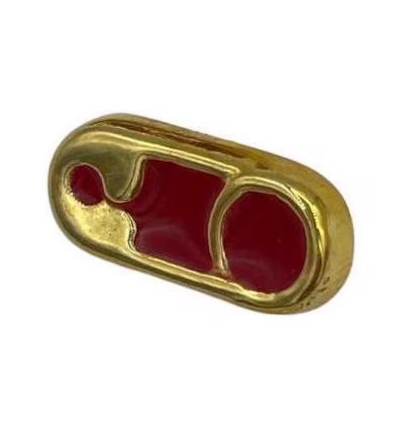 以下が含まれることがあります： 赤いエナメルを施した金色の安全ピンチャーム。チャームはジュエリーやチャームブレスレットに人気のある追加アイテムです。