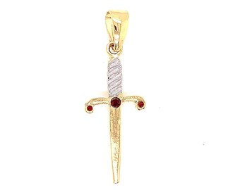 Pode incluir: Um pingente de adaga de ouro com detalhes de pedras preciosas vermelhas. A adaga é de dois tons, com um cabo de ouro e uma lâmina de prata.