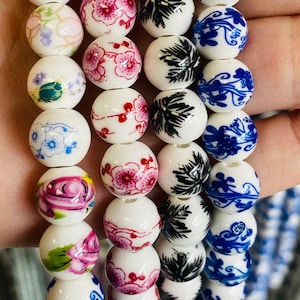 Bunte Blumenperlen,Strang aus Porzellanperlen,Boho-Akzent gemalte Perlen,Chinoiserie-Perlen,Keramik-Fokalperlen,blaue und weiße Blumenperlen